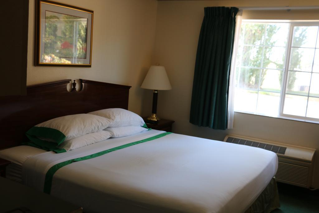Guesthouse Inn & Suites Kelso/Longview Exterior photo